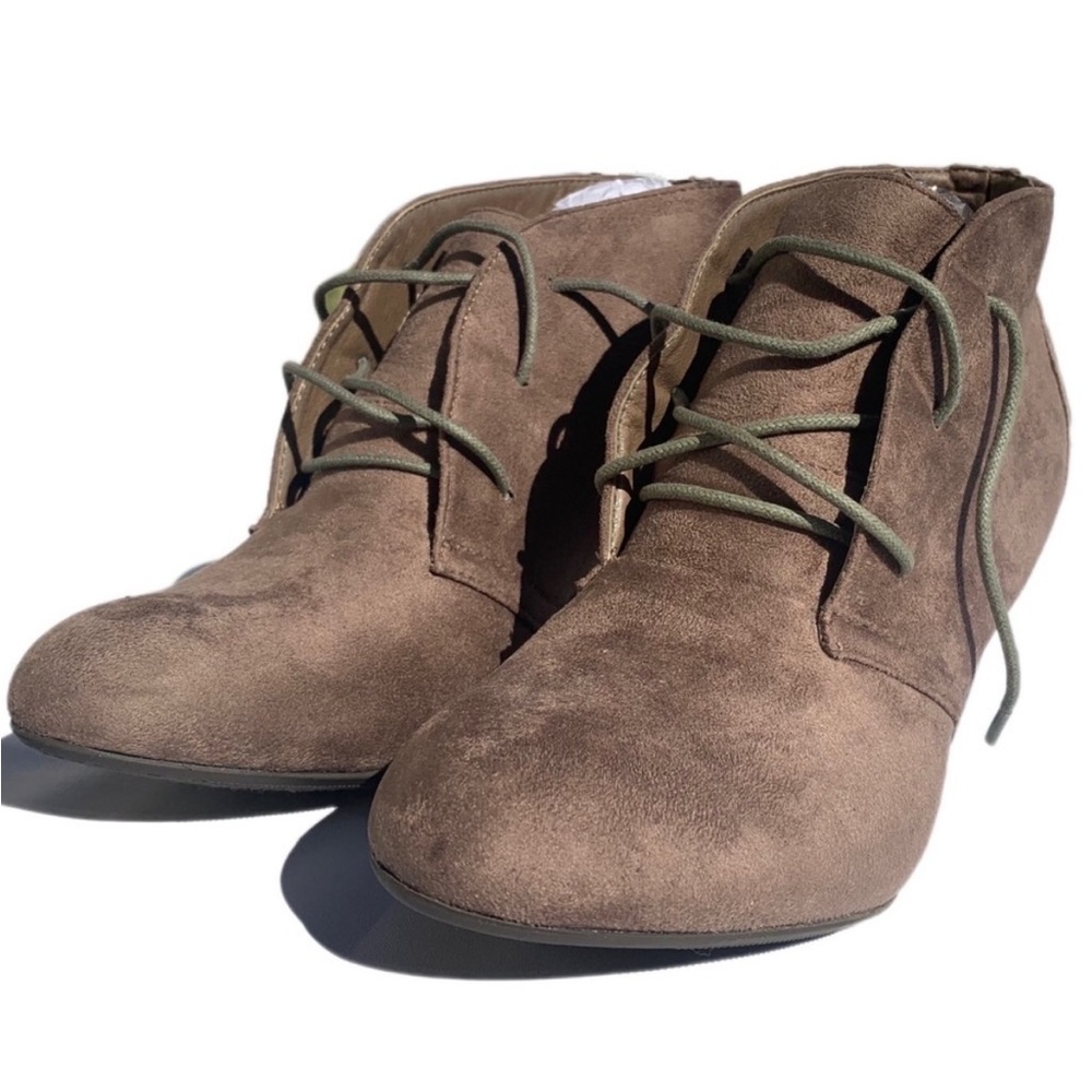 Cityclassified women’s size 9 brown suede laced up chunky heeled ankle booties